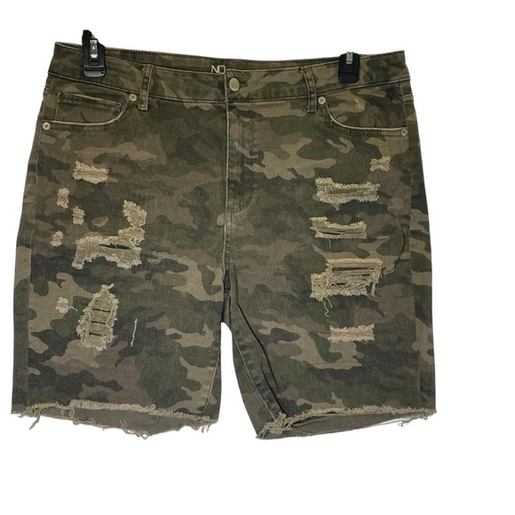 No Boundaries Women's 17 Boyfriend Midrise Bermuda Shorts green camo distressed - Picture 1 of 7